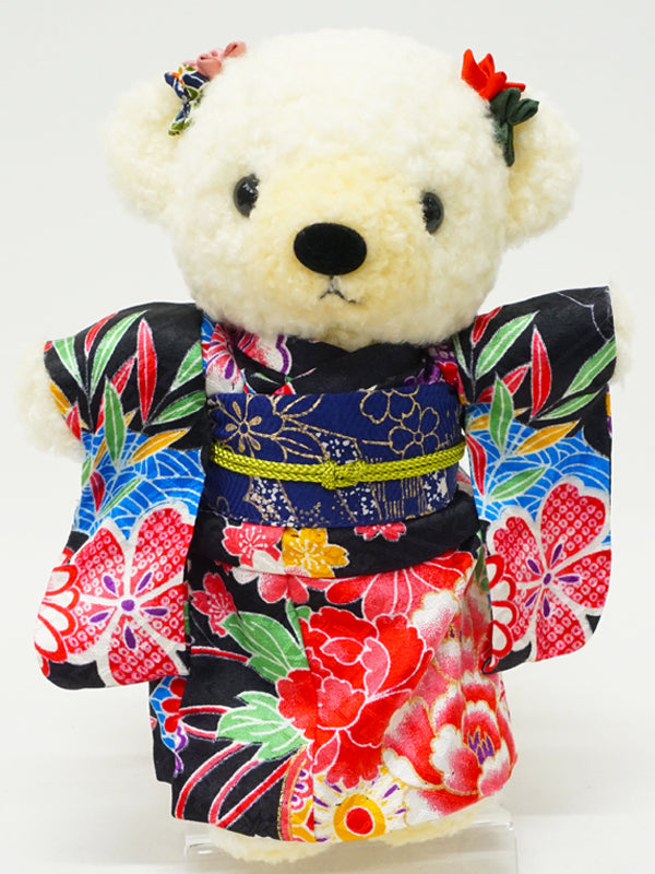 着物を着たクマのぬいぐるみ。 8.2