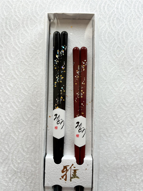 Juego de 2 palillos fabricados en Japón. 9,1&quot;(23 cm) y 8,3&quot;(21 cm) &quot;Negro y rojo&quot;