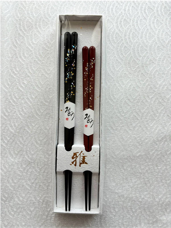 Juego de 2 palillos fabricados en Japón. 9,1&quot;(23 cm) y 8,3&quot;(21 cm) &quot;Negro y rojo&quot;