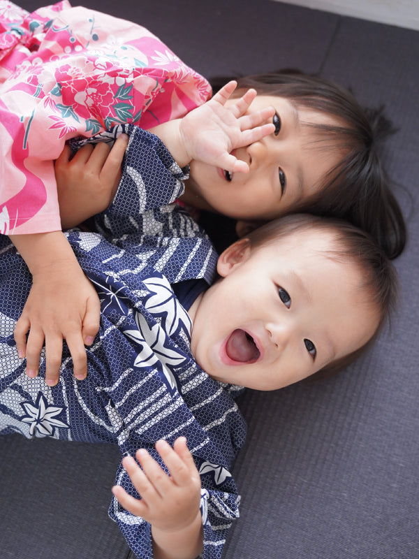 Yukata für Babys. Babykleidung. Hergestellt in Japan. Midori Yukata. „Marineblaues fließendes Wasser / 紺流水“