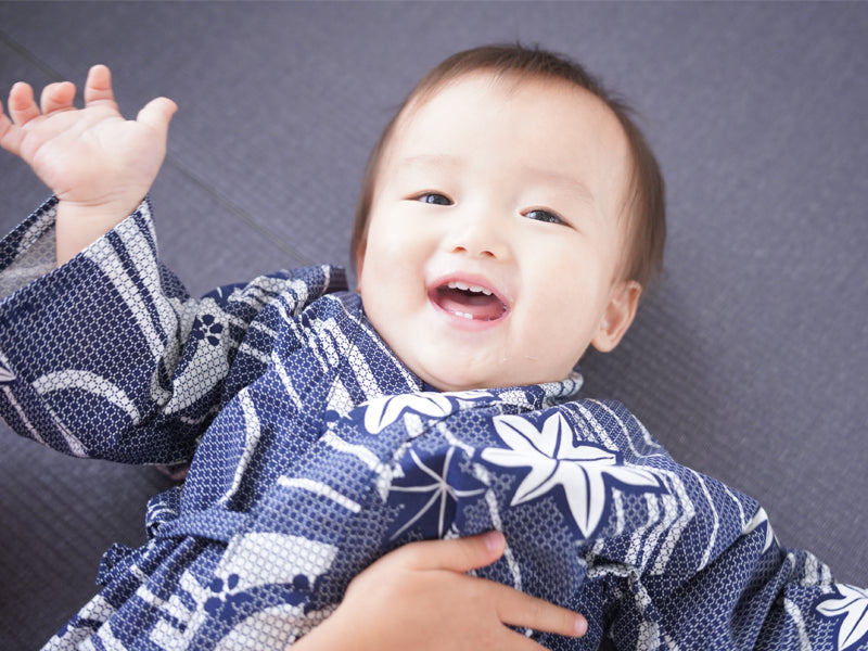 Yukata para Bebés. Ropa de bebé. hecho en Japón. Midori Yukata. Agua azul marino fluyendo / 紺流水