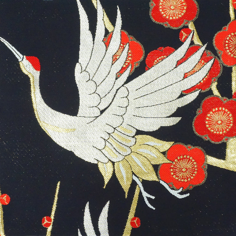 Housse de coussin en OBI de haute qualité. Fabriqué au Japon. Coussin à motif japonais. 11.8×11.8" (30cm) "Oiseau grue et abricot japonais".