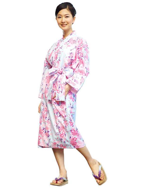 Bademantel aus YUKATA-Stoff. Damengewand. Hergestellt in Japan. Midori Yukata &quot;Hellblaue Kirschblüten / 水色桜&quot;