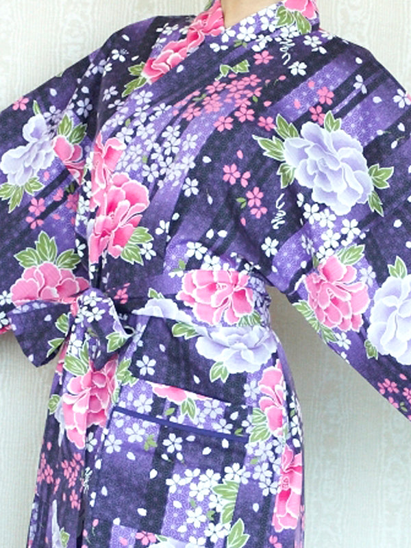 Bademantel aus superfeinem YUKATA-Stoff. Damenrobe. Hergestellt in Japan. Midori Yukata „Lila Pfingstrose / 紫牡丹“