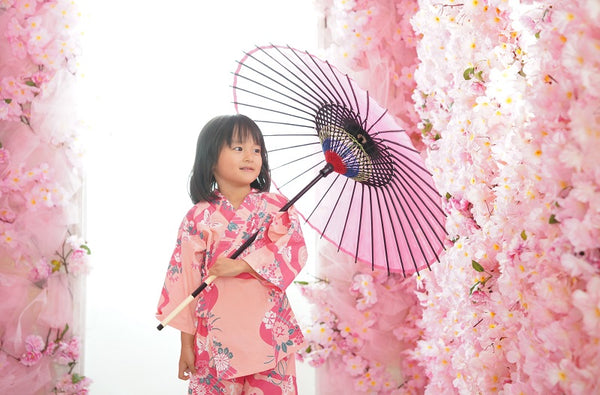 Jinbei für Kinder. Hergestellt in Japan. Midori Yukata „Rosa Blumenfloß / ピンク花筏“
