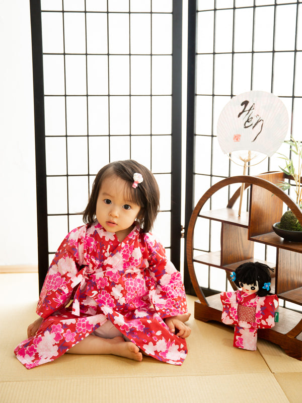 Юката для младенцев. Детская одежда. сделано в Японии. Мидори Юката. "Цветущая красная сакура/赤桜".