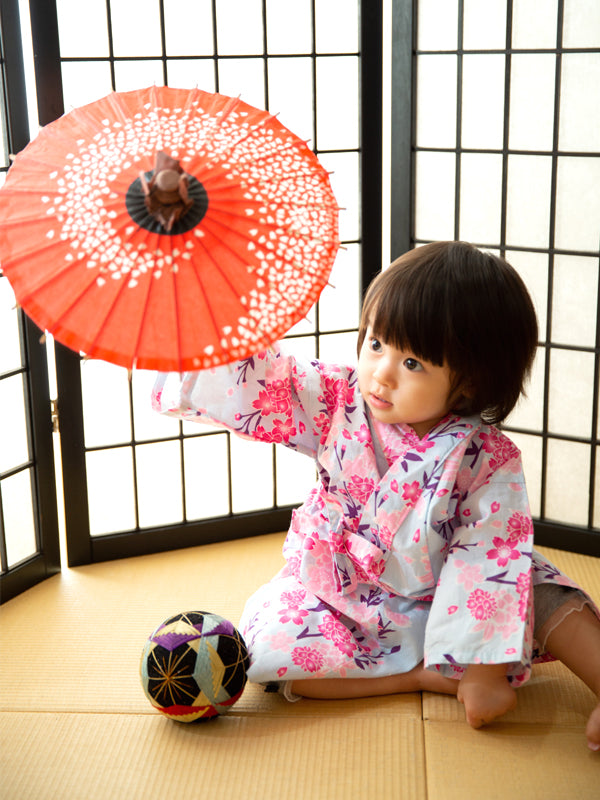 Yukata per bambini. Vestiti per bambini. made in Japan. Yukata Midori. "Fiori di ciliegio blu chiaro/水色桜".