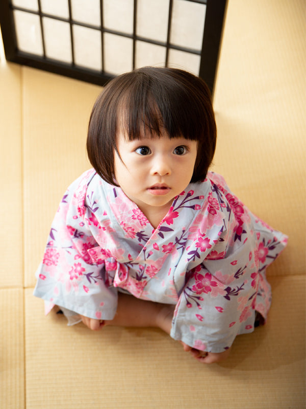 Yukata pour bébés. Vêtements pour bébés. Fabriqué au Japon. Yukata Midori. "Fleurs de cerisier bleu clair/水色桜"