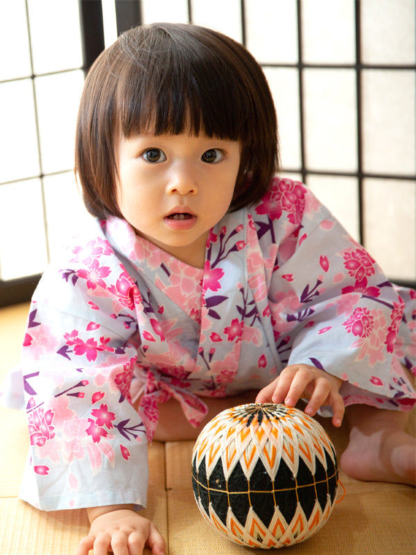 Yukata para bebés. Ropa de bebé. Hecho en Japón. Yukata Midori. "Flores de cerezo azul claro/水色桜"