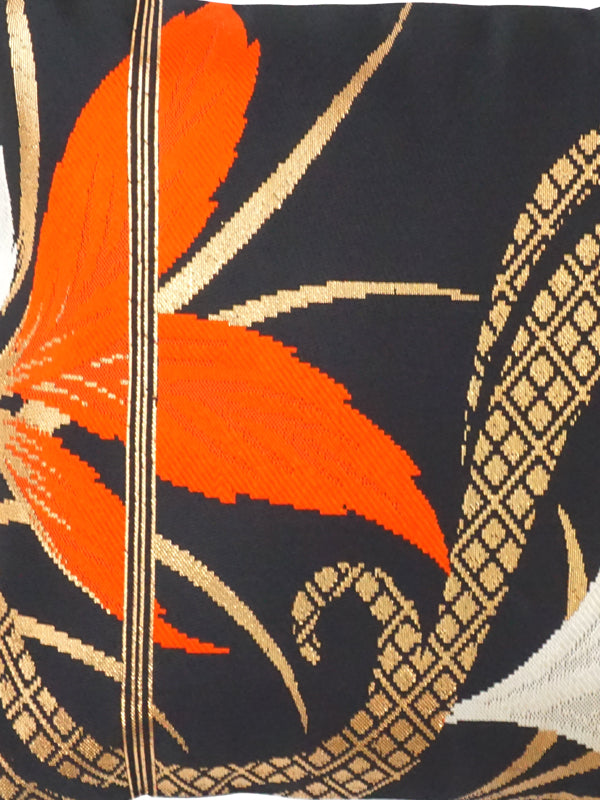 高級帯を使ったクッションカバー。日本製。和柄クッション。11.8×11.8" (30cm) "花に流水"