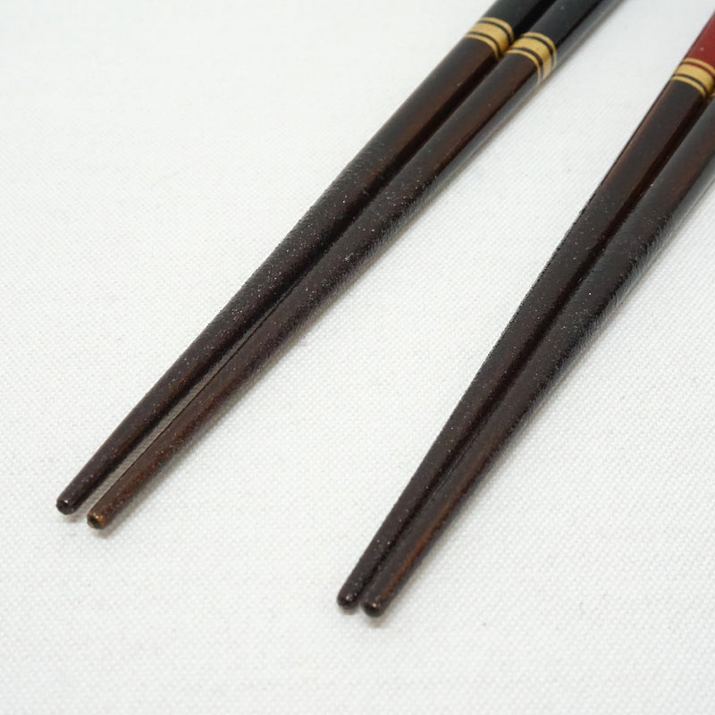 Jeu de 2 baguettes fabriqué au Japon. 23 cm (9,1") et 21 cm (8,3") "Princesse / Noir et Rouge".