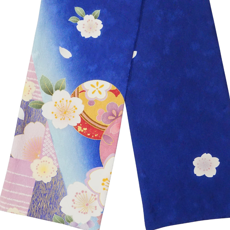 Sciarpa KIMONO. Scialle da donna con motivi giapponesi, prodotto dalle signore in Giappone. "Fiori di ciliegio / Blu"