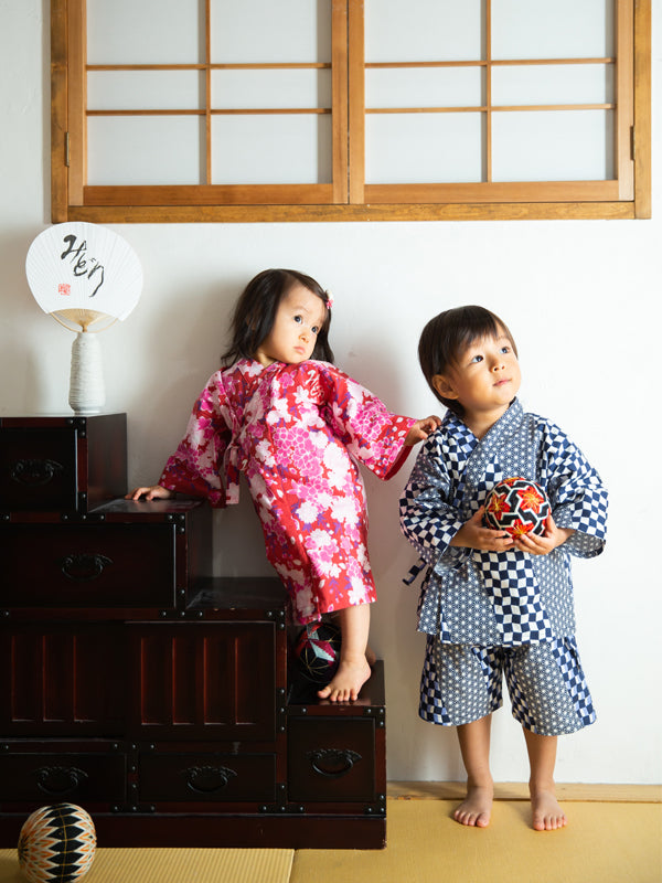 Jinbei für Kinder. Hergestellt in Japan. Midori Yukata „Hanfblatt &amp; kariertes Muster / 麻の葉市松“
