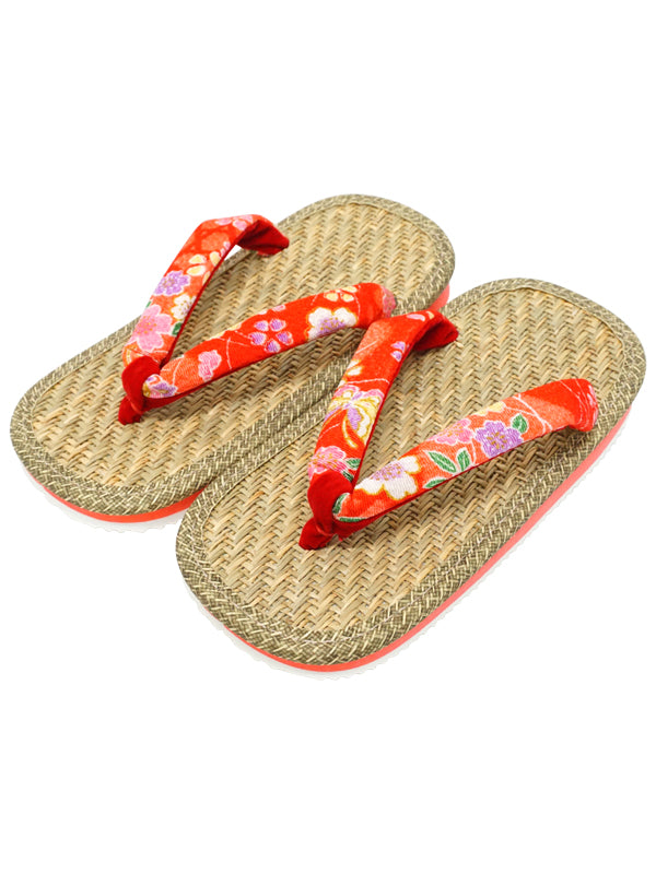 日本的儿童凉鞋。"ZORI" 日本制造的橡胶凉鞋。"红色"
