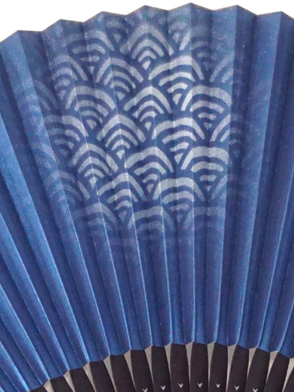 Faltfächer. Hergestellt in Kyōto, Japan. Japanischer Handfächer. &quot;Blaue Meereswelle / 青海波1365&quot;