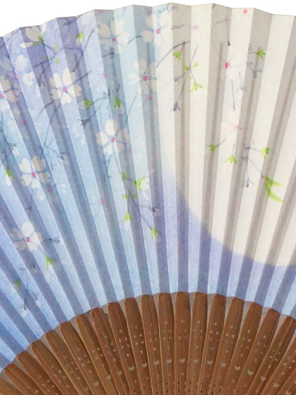 Складной веер. изготовлен в Киото, Япония. Японский ручной веер. "Цветущая сакура / 月に桜105".