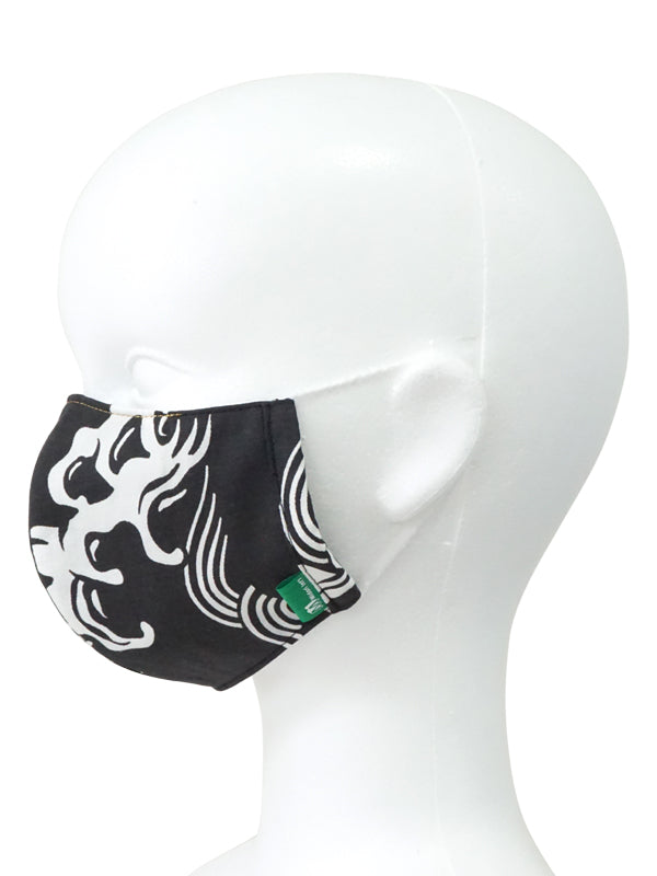 Gesichtsmaske aus Yukata-Stoff mit Vliesstoffanteil. Hergestellt in Japan. waschbar, strapazierfähig, wiederverwendbar &quot;Large Size / Violent Waves / 黒波&quot;