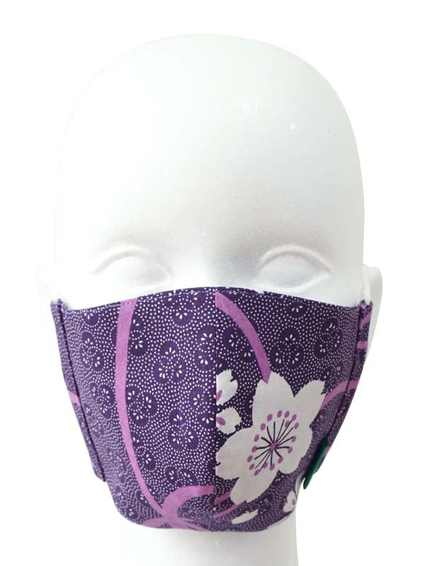 含有无纺布的浴衣面料制成的面罩。日本制造。可清洗，耐用，可重复使用。"中等尺寸/骚动的绽放菊花/紫乱菊"