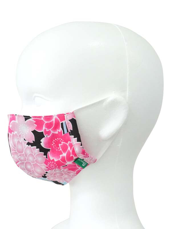 Gesichtsmaske aus Yukata-Stoff mit Vliesstoffanteil. Hergestellt in Japan. waschbar, strapazierfähig, wiederverwendbar &quot;Medium Size / Black Cherry Blossoms / 黒桜&quot;