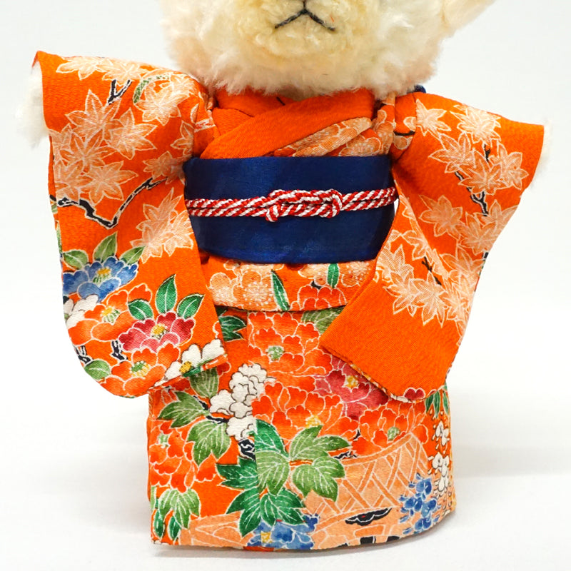 着物を着たくまのぬいぐるみ。8.2インチ（21cm）日本製。着物姿のテディベアのぬいぐるみ。"オレンジ / ネイビーブルー"