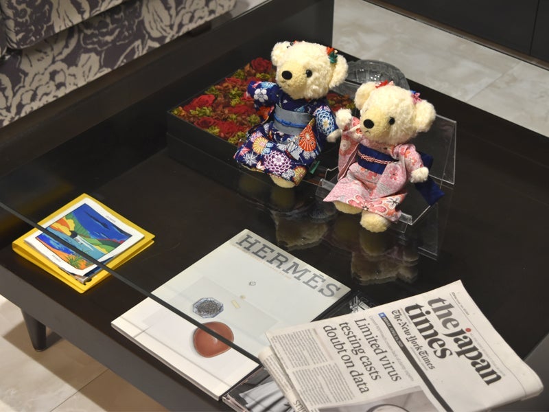 Ours en peluche portant un kimono. 21 cm (8.2") fabriqué au Japon. Poupée ourson en peluche portant un kimono. "Rouge / Bleu clair"