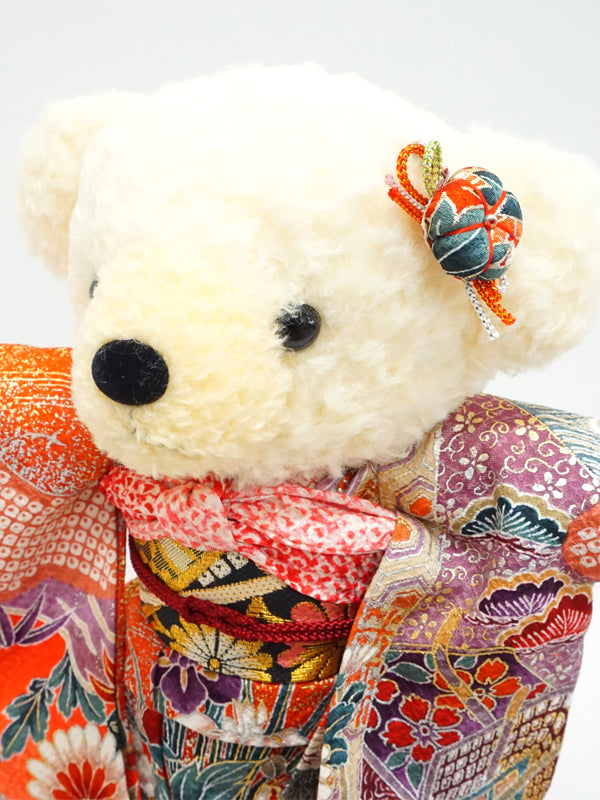 Ours en peluche portant un kimono. 29 cm (11.4") fabriqué au Japon. Poupée ourson en peluche portant un kimono. "Rouge / Mix"