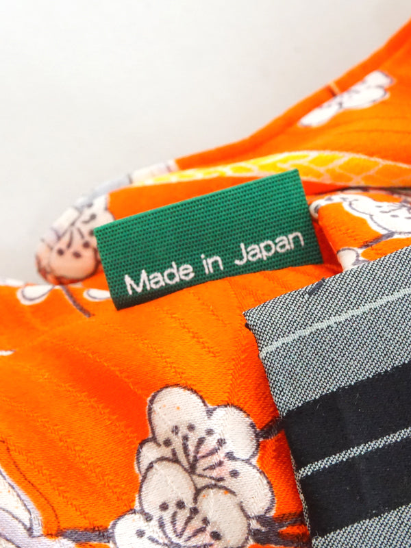 穿着和服的填充兔子。10.6" (27cm) 日本制造。填充动物和服泰迪熊兔子娃娃玩具 "橙色/黑色/灰色"