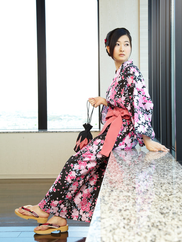 YUKATA con cinturón de faja. Hecho en Japón. Midori Yukata "Flores de cerezo negras / 黒桜"