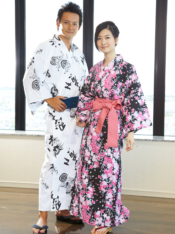 YUKATA avec ceinture en forme de ceinture. Fabriqué au Japon. Yukata Midori "Fleurs de cerisier noires / 黒桜"